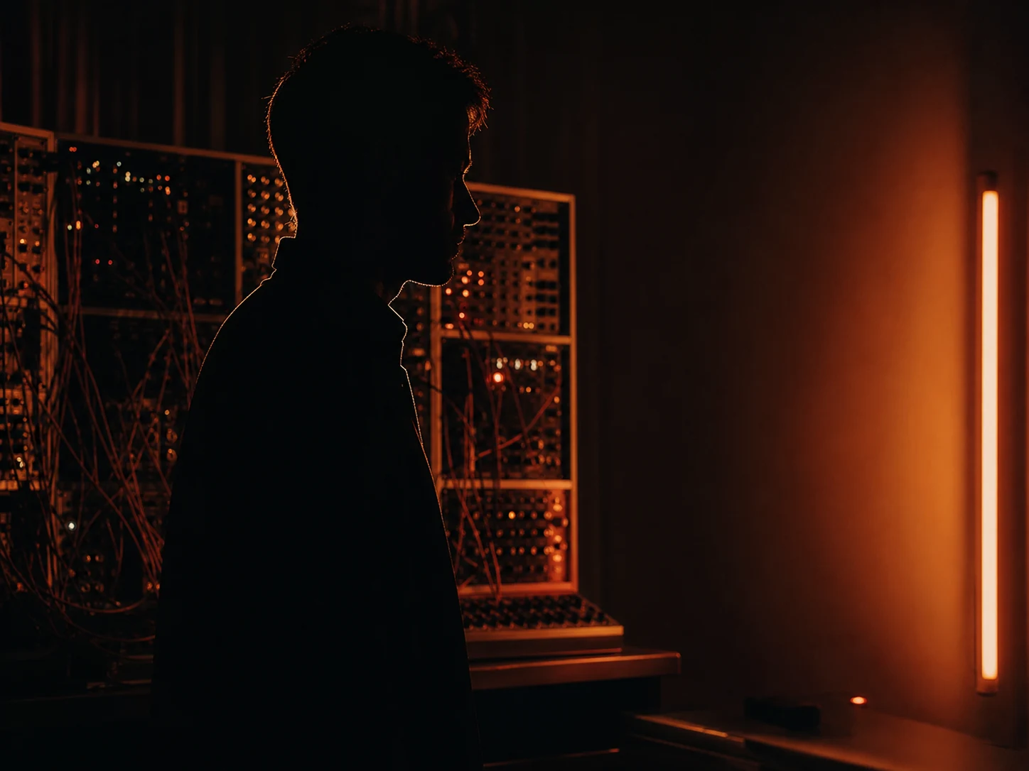 Silhouette dans un studio de synthèse analogique — illustration de l’univers KNH