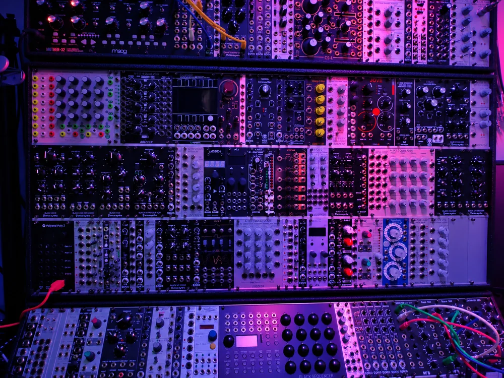 Ensemble de modules de synthèse et de commandes éclairés en bleu et violet