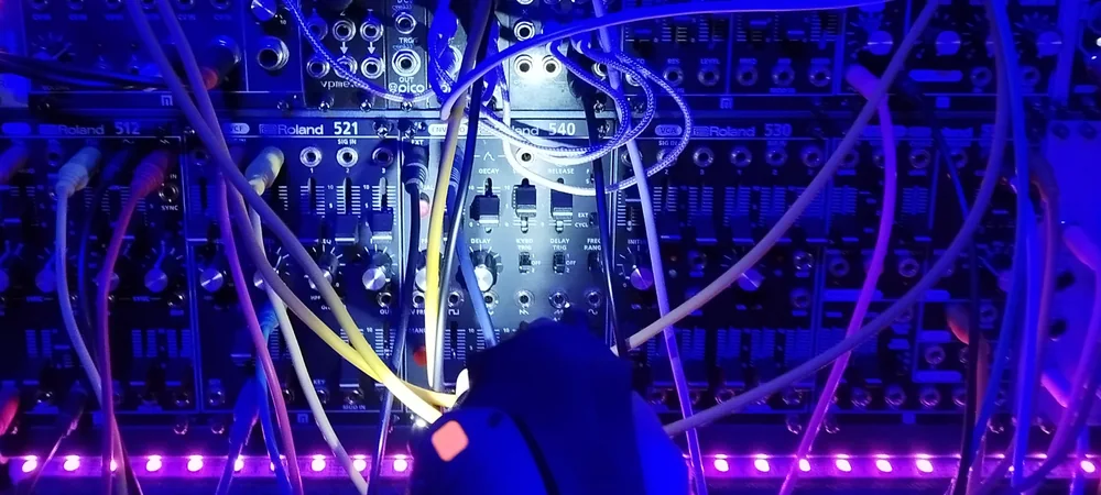 Modules Roland et câbles de connexion dans une ambiance bleue et violette